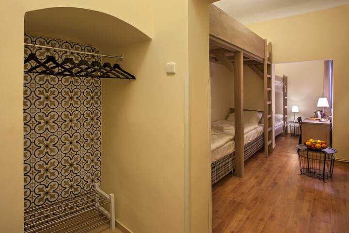 Room 14 of 93