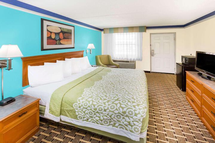 1 King Bed (5 of 9)