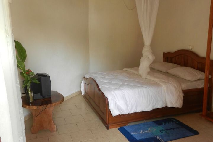 Room 13 of 33