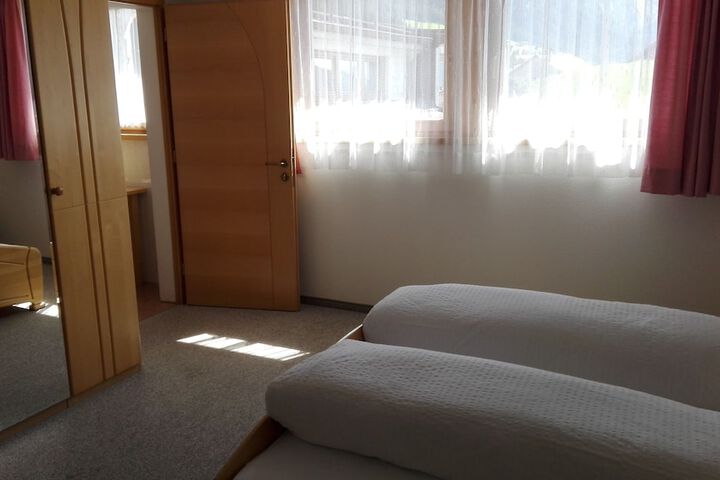 Room 9 of 83