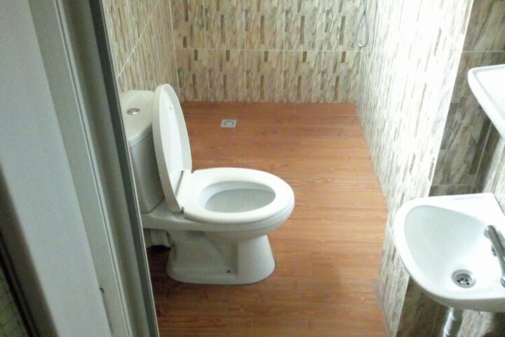 Room 6 of 12