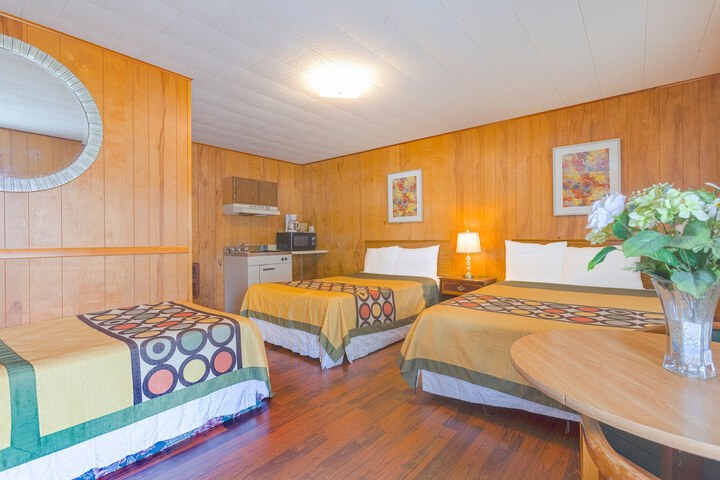 Family 2 Queen Beds Kitchenette (6 of 18)