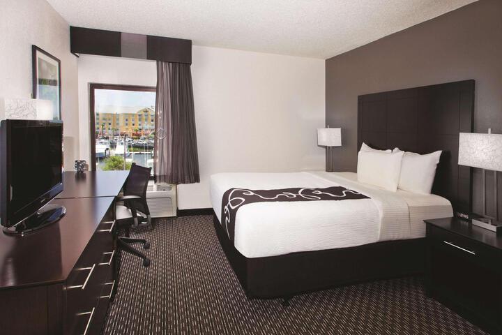 1 Queen Bed Exterior Room Pet Friendly (6 of 8)
