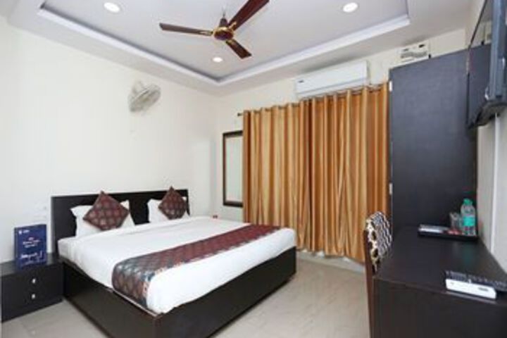 Room 13 of 21