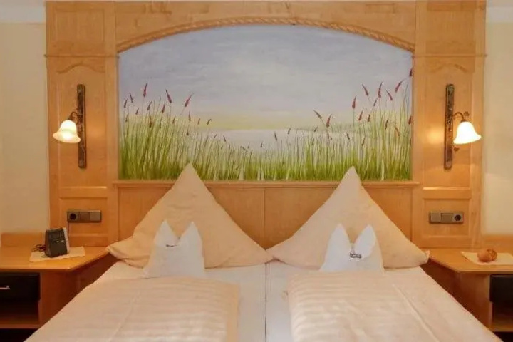 Room 3 of 37