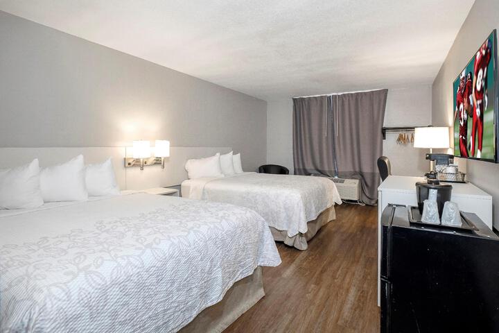 2 Queen Beds (1 of 8)