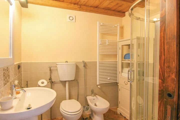 Room 5 of 9