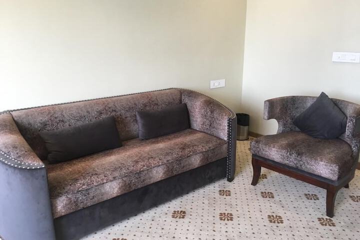Room 9 of 18