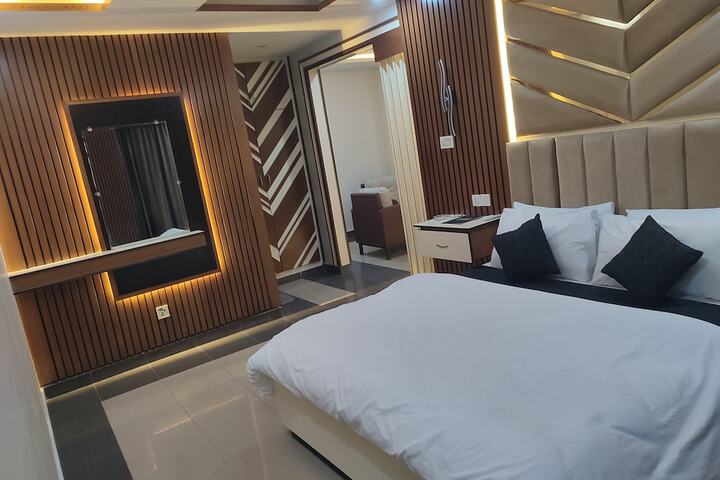 Room 4 of 15