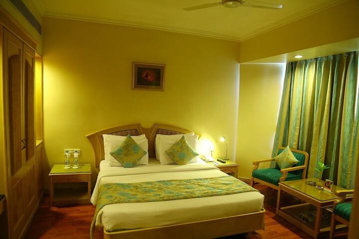 Room 8 of 18