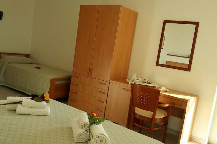 Room 5 of 80