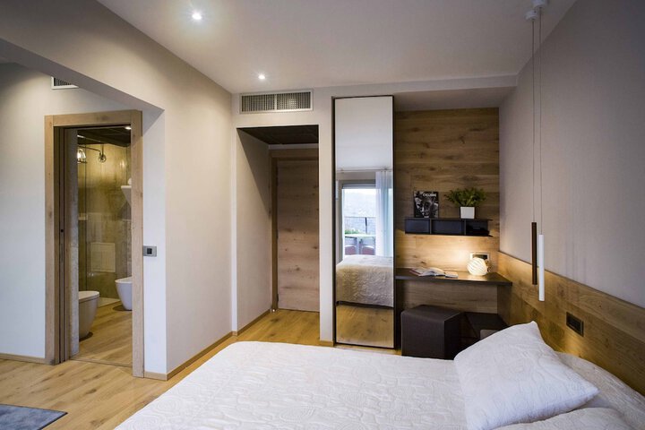 Room 8 of 48