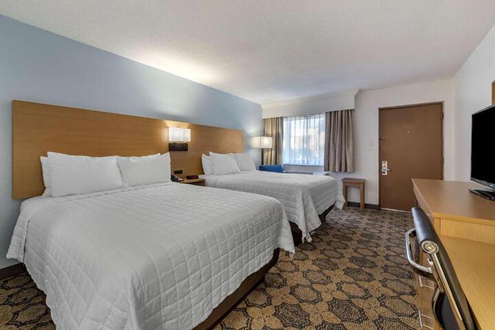 2 Queen Accessible Roll in Shower Microwave, Refrigerator WiFi Full Breakfast (22 of 25)