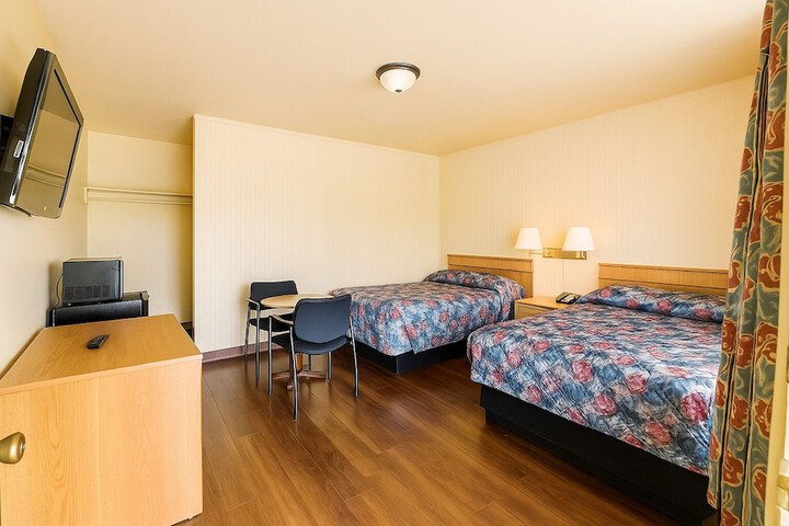 Room 4 of 8