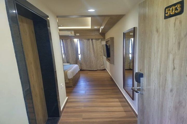 Room 13 of 28
