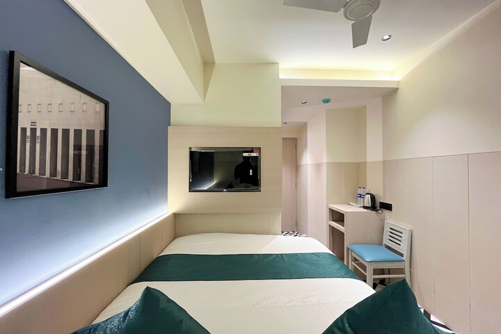 Room 11 of 48