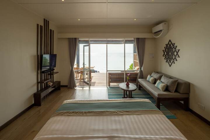Room 33 of 136