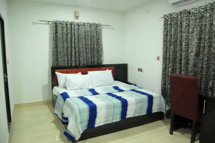 Room 9 of 28