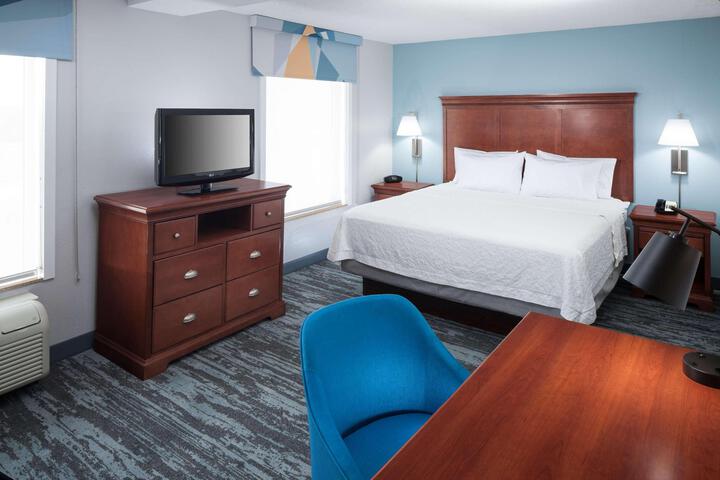 1 King Bed Accessible (17 of 20)