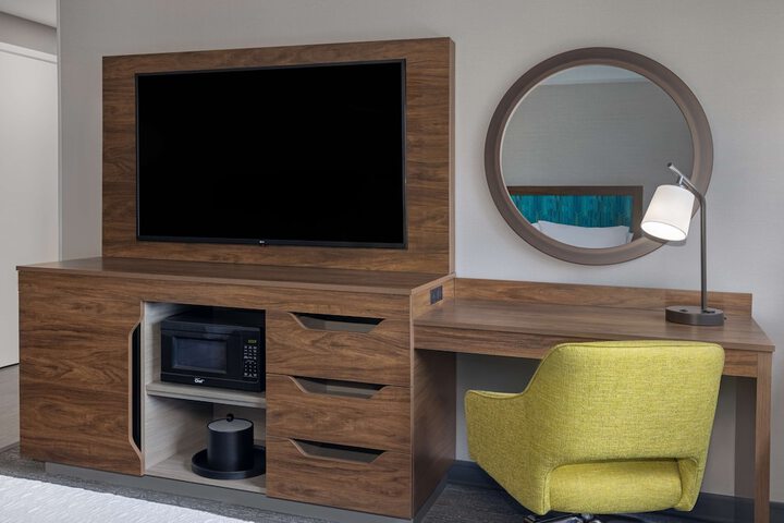 1 King Bed Room Accessible with Tub (8 of 18)