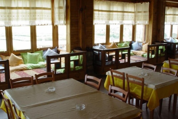 Dining 40 of 49