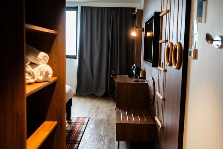 Room 18 of 163