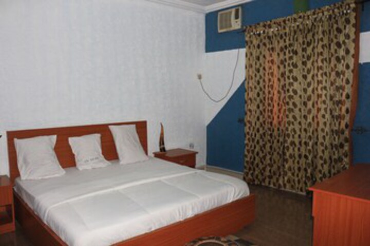 Room 9 of 14