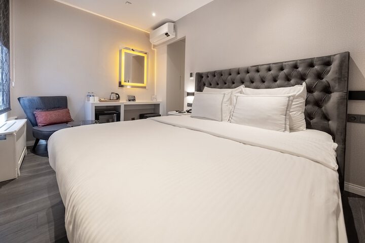 Room 15 of 184