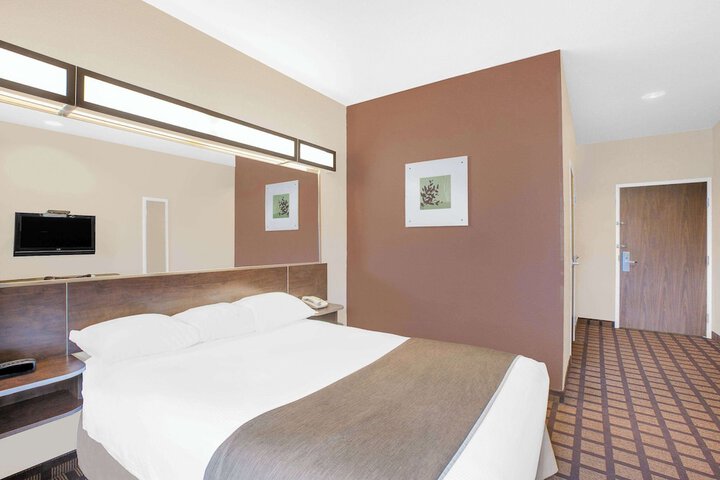 1 Queen Bed Accessible Room (17 of 19)