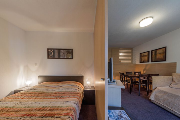 Room 4 of 40