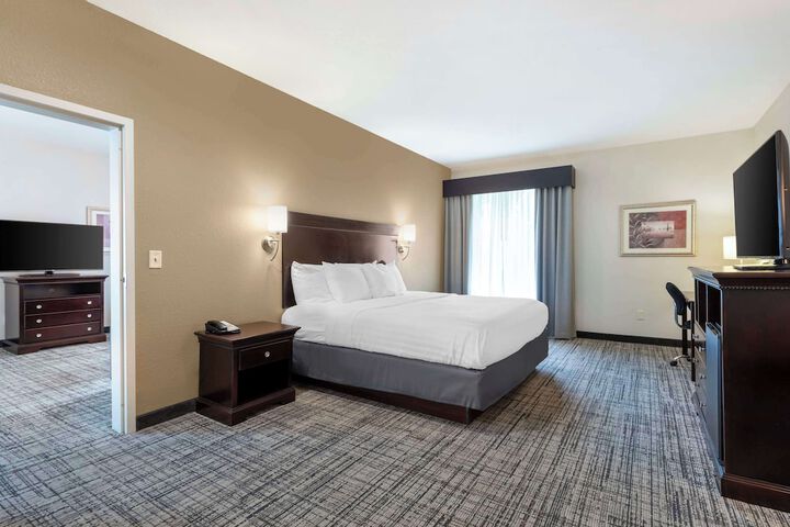 1 King Bed High Speed Internet Accessible Microwave and Refrigerator Flat Screen Television Desk Full Breakfast (12 of 14)
