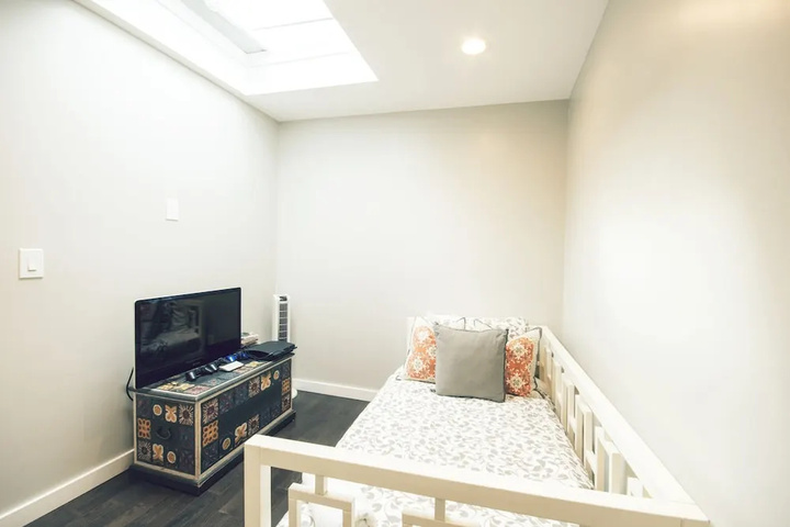 Room 4 of 14