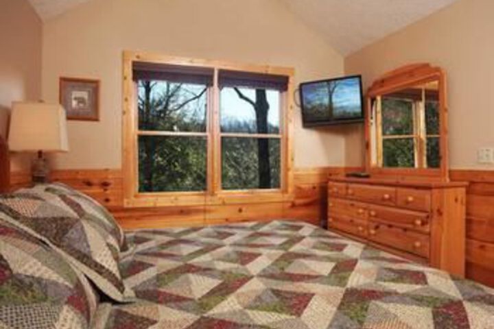 Mountain Elegance 2 Bedroom Home with Hot Tub