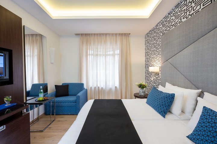 Room 32 of 106