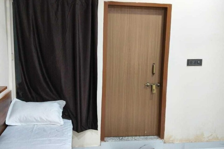 Room 8 of 18