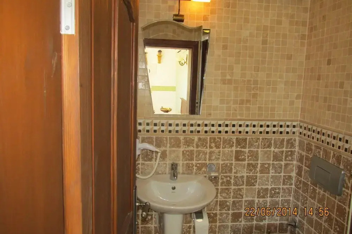 Room 4 of 7
