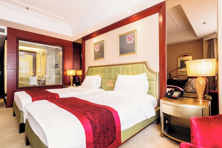 Room 12 of 28