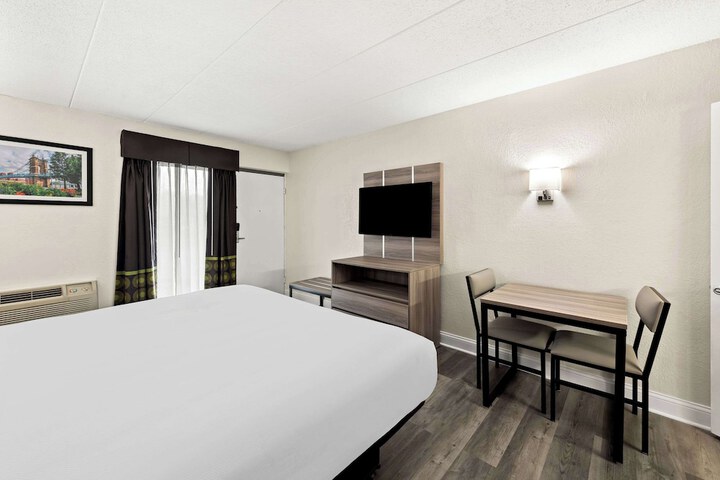 1 King Bed (2 of 10)