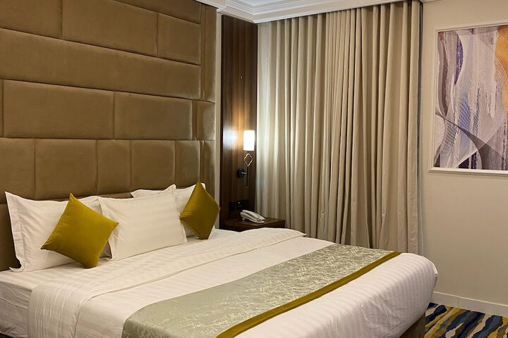 Room 4 of 8