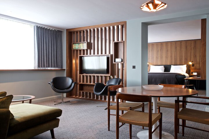 Room 43 of 93