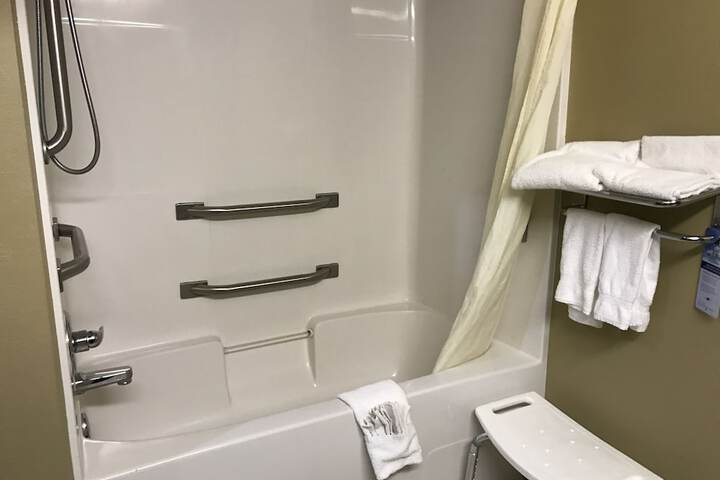 1 Queen Bed (17 of 25)