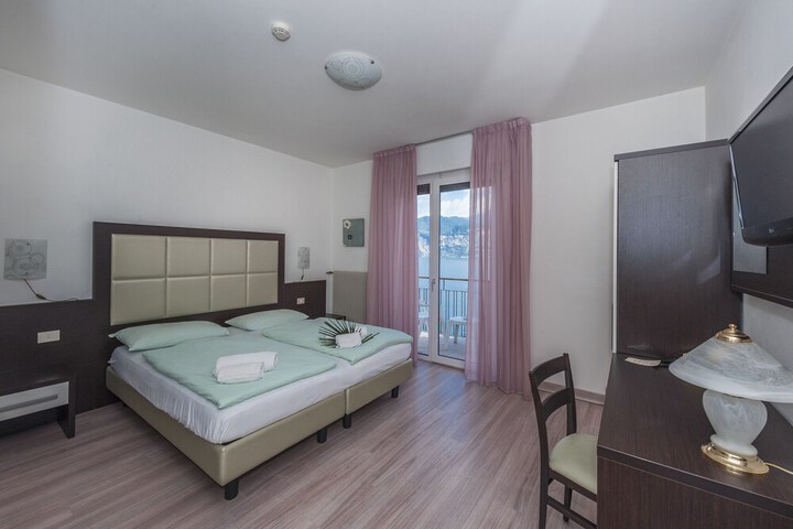 Room 10 of 65