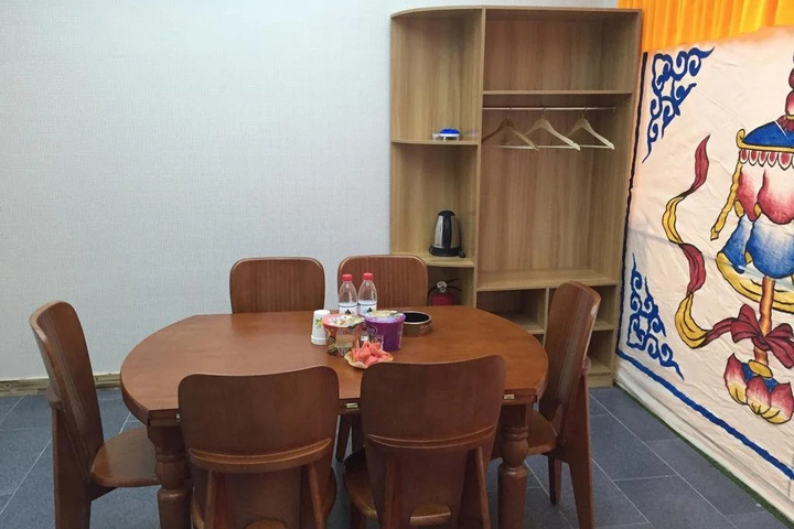 Room 9 of 16
