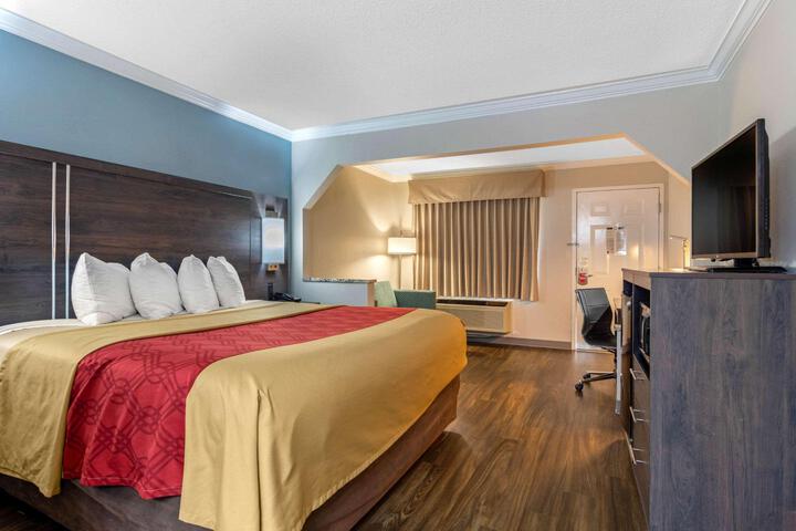 1 King Bed (3 of 12)