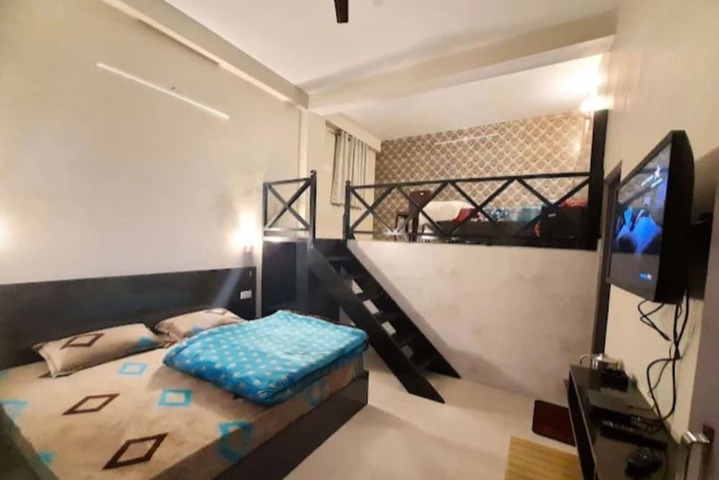 Room 5 of 10