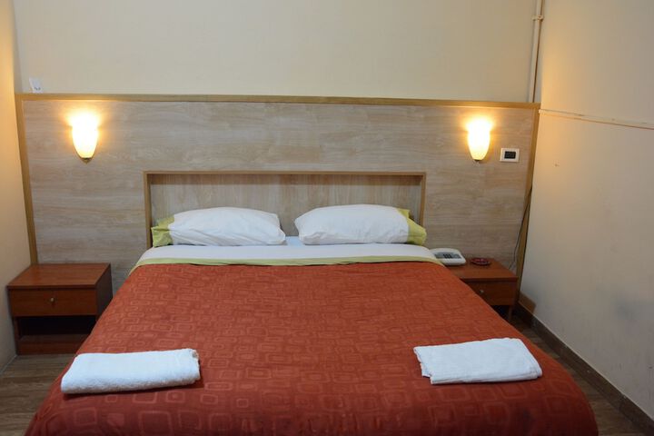 Room 6 of 10