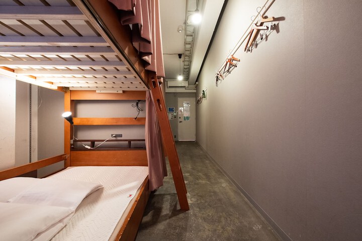 Room 17 of 136
