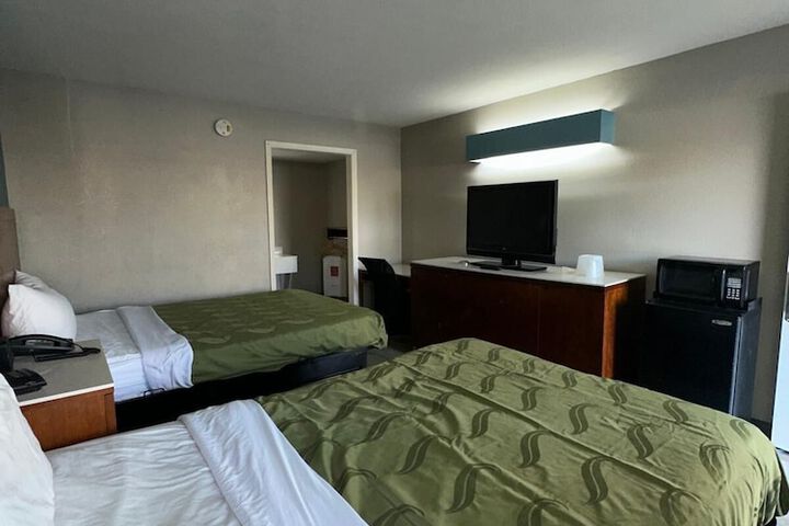 2 Double Beds Accessible (8 of 33)