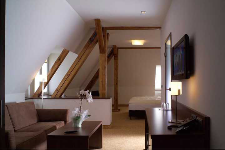 Room 10 of 28