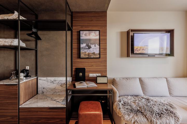 Room 10 of 103